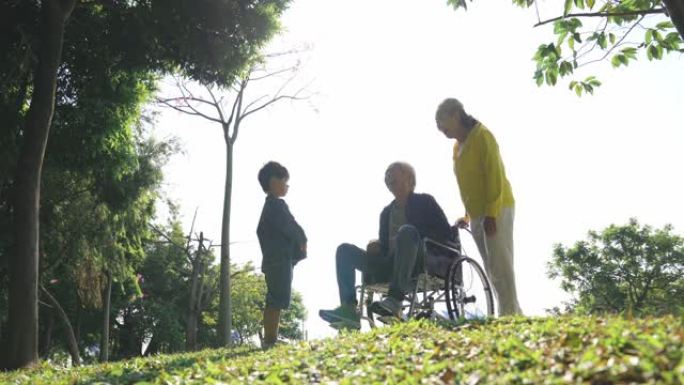 亚洲祖父母和孙子在户外聊天很开心