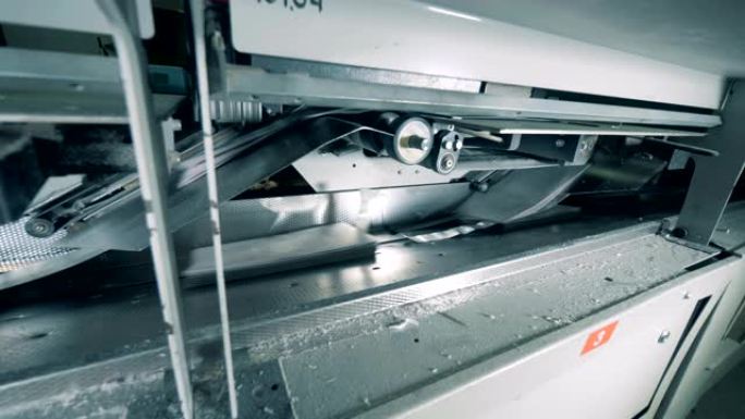 印刷厂的印刷机器与白页一起工作。