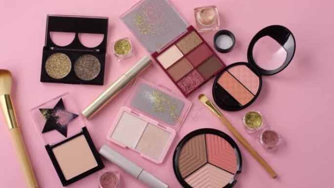 粉色书桌上的化妆系列