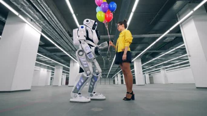 一个女孩向她的朋友机器人赠送彩色气球。