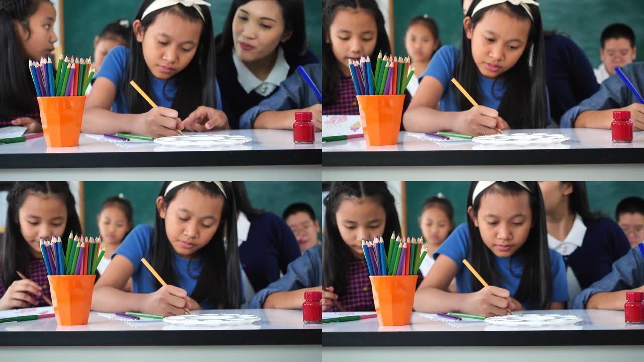 亚洲女教师教混血孩子在教室里看书，幼儿园幼儿园的概念。