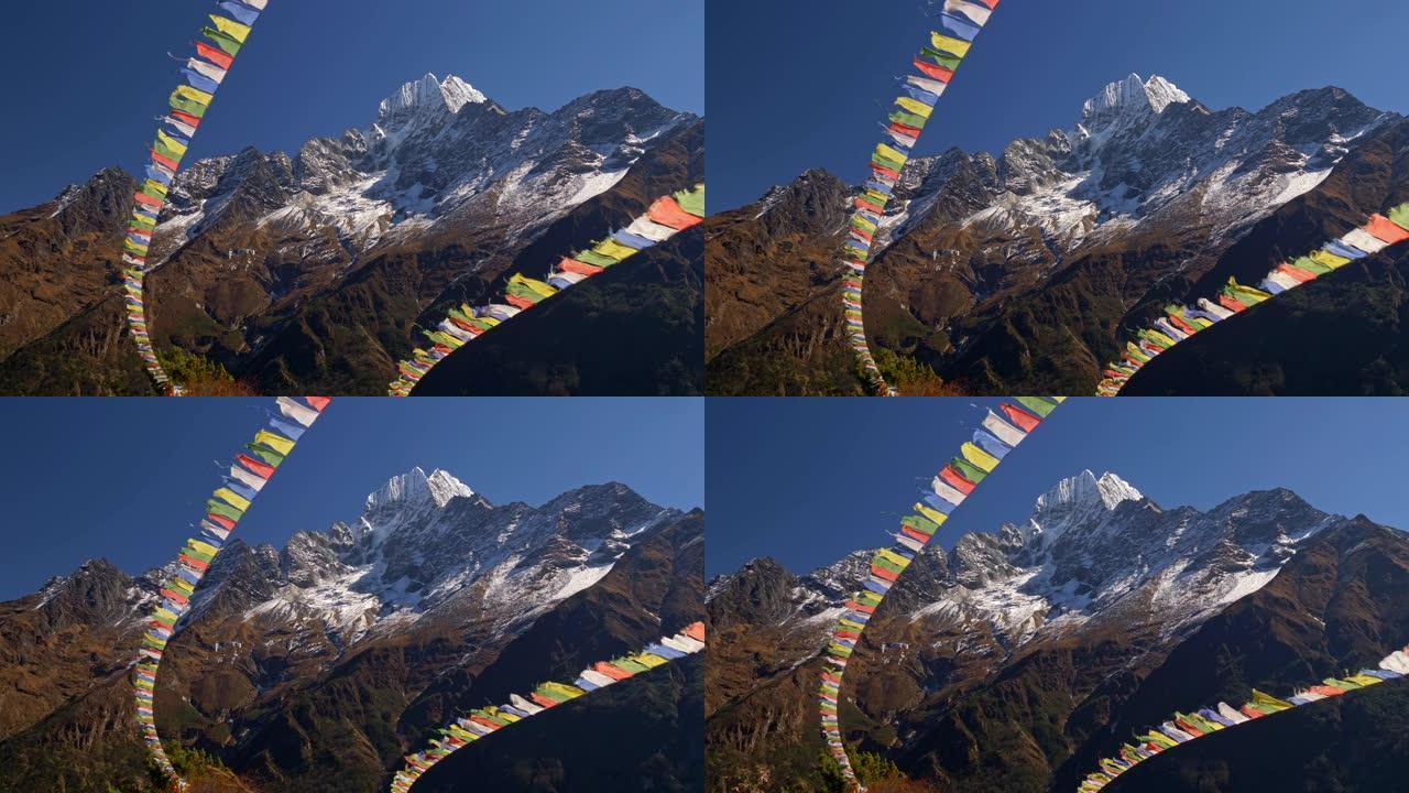 尼泊尔。绘有佛经的彩旗在强风中飘扬。背景是白雪覆盖的喜马拉雅山脉。UHD