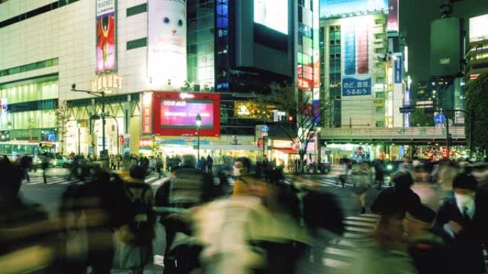 晚上，一群人走过东京的十字路口，时间流逝4k向左平移