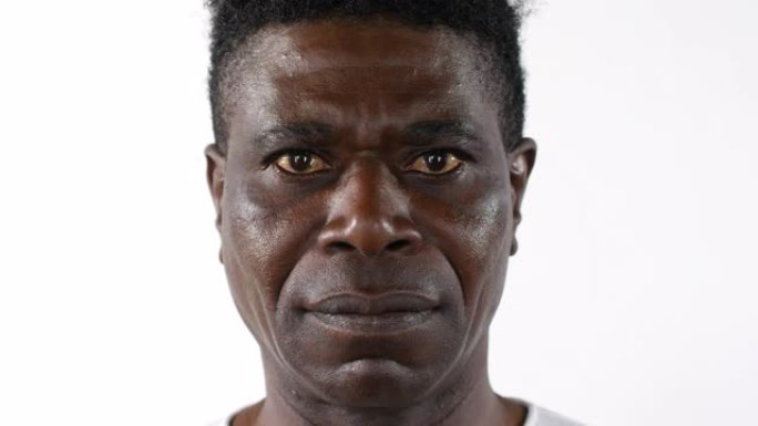 白色背景上的非洲中年男子肖像
