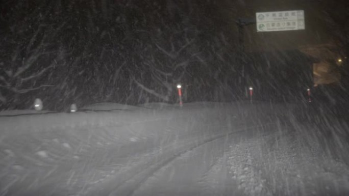在日本，在雪中驾驶汽车正在下降。