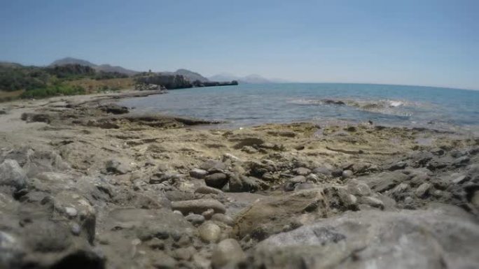晴天的岩石海滩。克里特岛