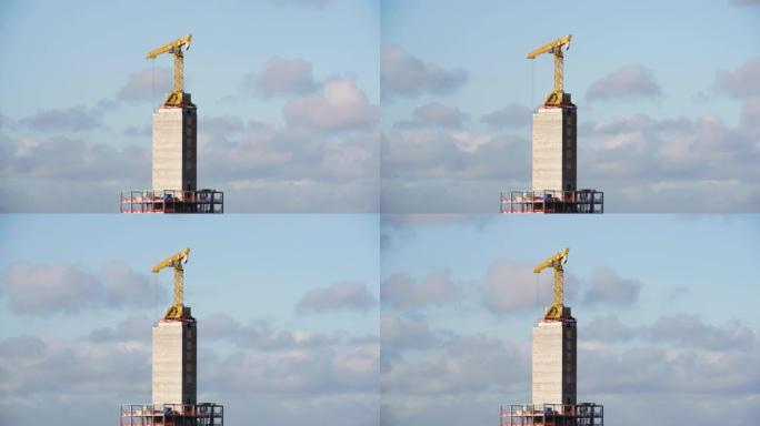 高塔顶上的建筑起重机