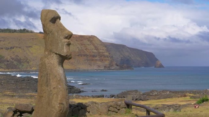 空中: 在偏远的异国岛屿上高耸的moai雕塑的壮观景色