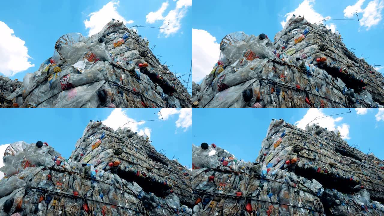 用过的塑料和聚乙烯压缩并储存在室外，准备回收。废物回收概念。