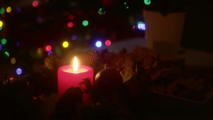 圣诞装饰品中的红色蜡烛