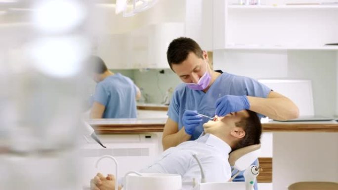 在牙医处检查牙齿的人