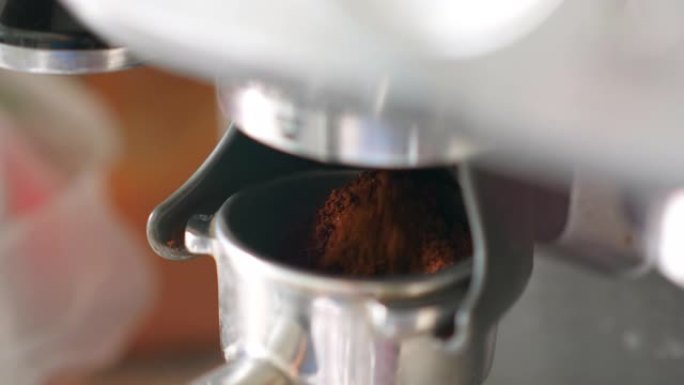 咖啡师研磨咖啡豆咖啡师研磨咖啡豆