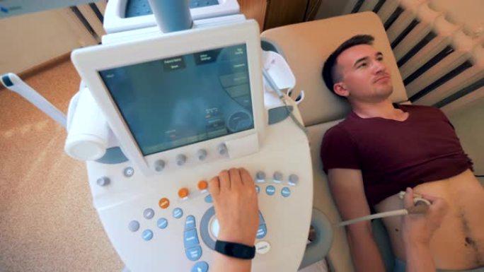 在对患者进行超声检查的过程中，医疗屏幕的俯视图