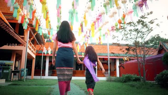 在loi kathong节上穿着泰国传统服装的两个姐妹