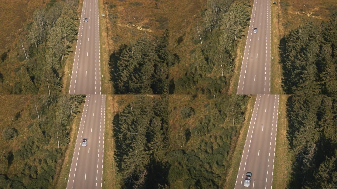 古董车在乡村道路上行驶