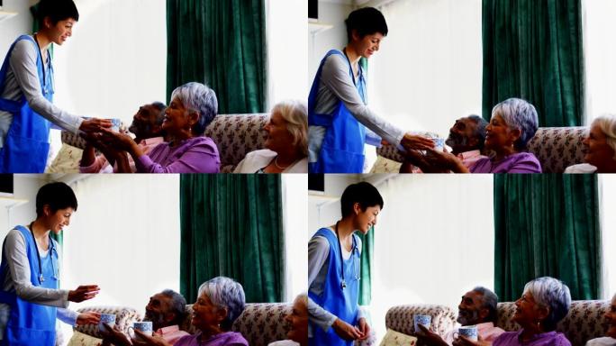 在养老院为老年人提供咖啡的高加索女医生的侧视图4k