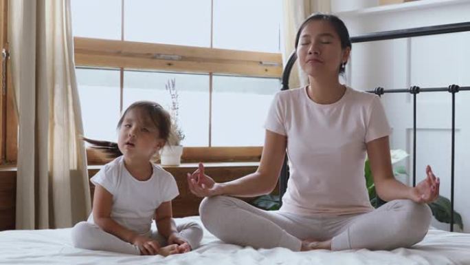亚洲女童否认与母亲在卧室练习瑜伽。