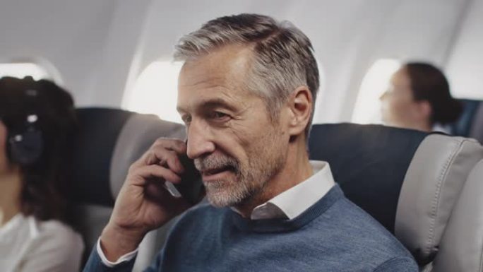 商人在飞机上用手机聊天