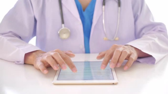 医生在医院触摸数字平板电脑的手，慢动作