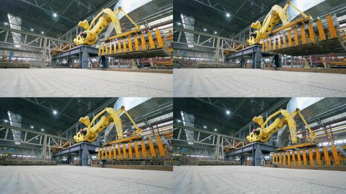 工业机器人正在工厂运送砖块。延时。