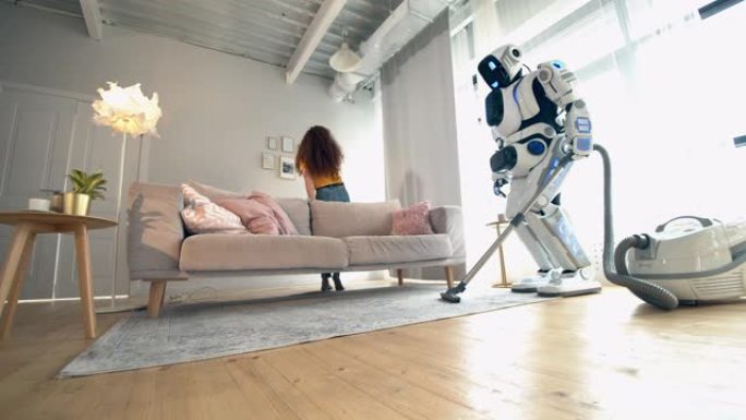机器人徘徊时，年轻女子正在打电话。机器人，类人机器人概念。