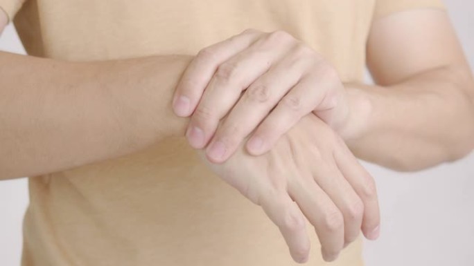 4k分辨率亚洲成年男子患有关节炎手部疼痛的特写镜头。按摩他患有风湿病。医疗保健和医疗概念