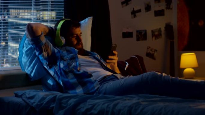 男子在床上视频聊天