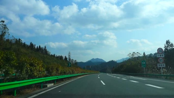 在山路上行驶