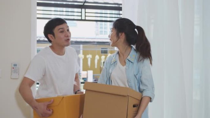 4K UHD: 年轻的亚洲夫妇搬进新家或搬到新的出租屋。