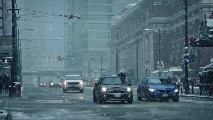 降雪中的市区道路景色车流拍摄
