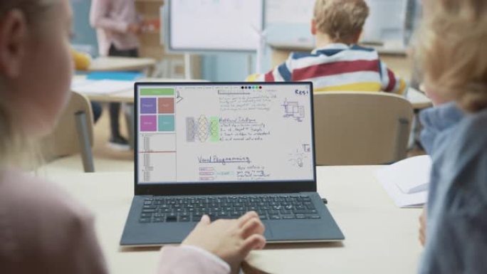 小学科学课: 两个小孩在肩膀上使用笔记本电脑，屏幕上显示神经网络机器人编程软件。计算机科学老师向课堂