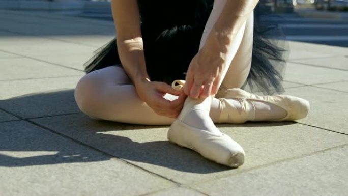 女芭蕾舞演员在芭蕾舞鞋上系丝带4k