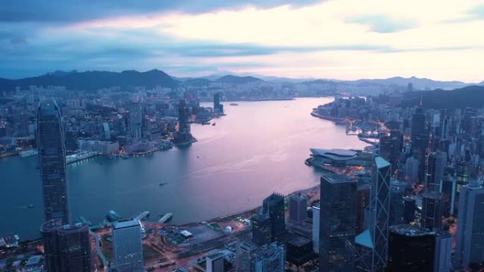 日出前鸟瞰香港城市天际线。夜晚美丽的城市。
