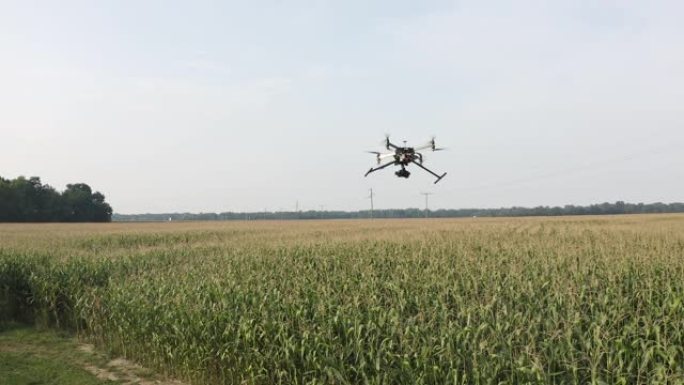 空中无人机起飞起飞的大型无人机器喷洒农药
