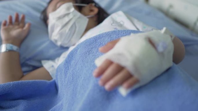 多莉在医院的病床上用外科口罩射击了熟睡的亚洲男孩