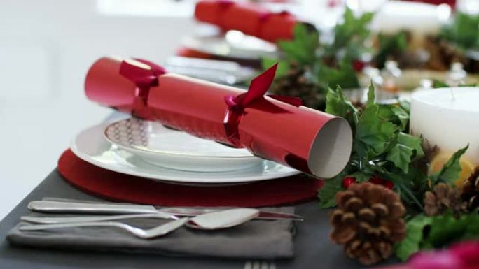 装饰圣诞餐桌的特写，盘子上摆放着红色圣诞饼干