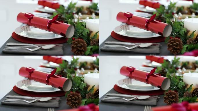装饰圣诞餐桌的特写，盘子上摆放着红色圣诞饼干