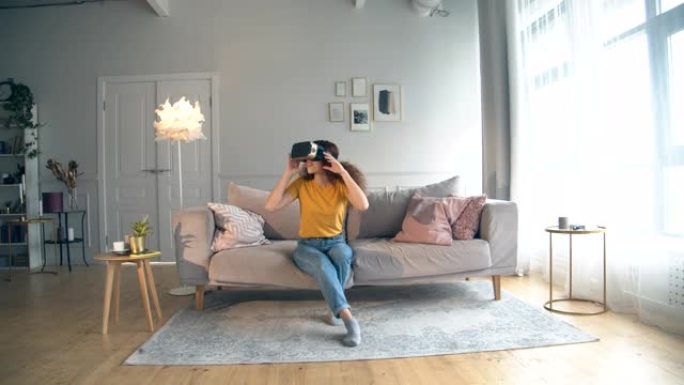 客厅，一名年轻女子戴上VR眼镜