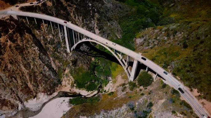 著名旅游目的地加州大苏尔比克斯比溪大桥标志性1号公路的美丽俯视图航拍。