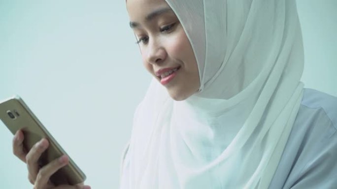 穆斯林女商人使用电话的肖像