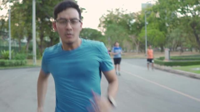 亚洲人在公园里跑得很快，超过了人们