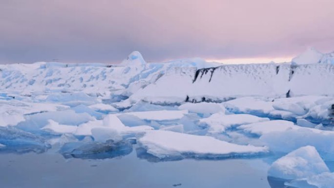 MS风景冰山漂浮在宁静的海洋上，约库尔萨隆泻湖，冰岛