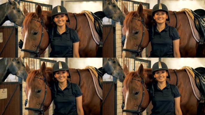 女人对着镜头微笑，带着马站着，特写镜头。人类和动物的爱情概念。
