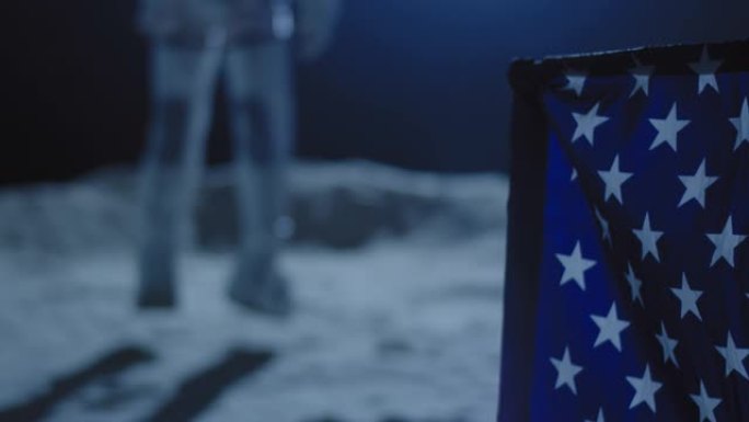宇航员经过美国国旗