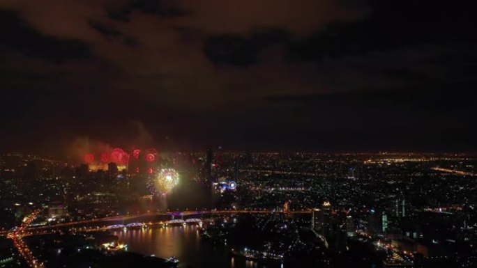 除夕在城市天际线上空的空中无人机视图。城市夜灯庆典。