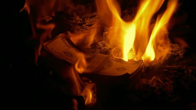 成堆的金钱在大火中燃烧