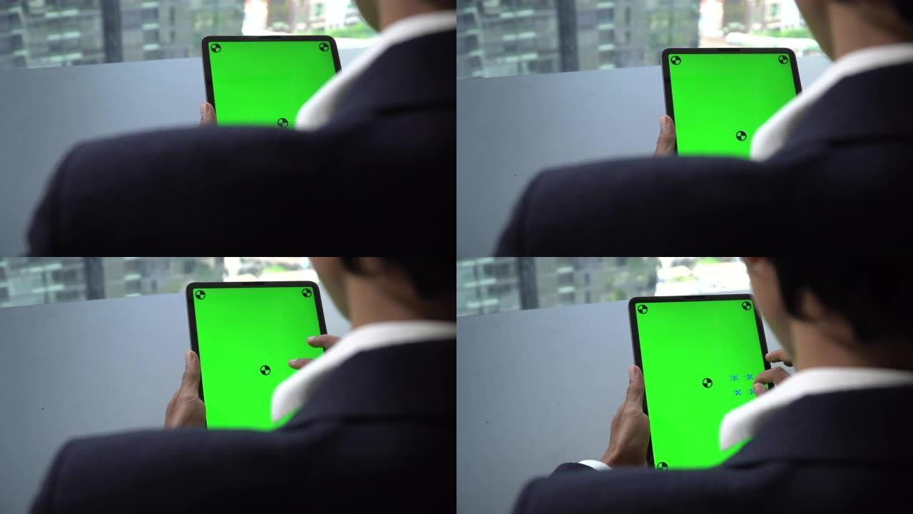 商人在绿屏笔记本电脑上工作