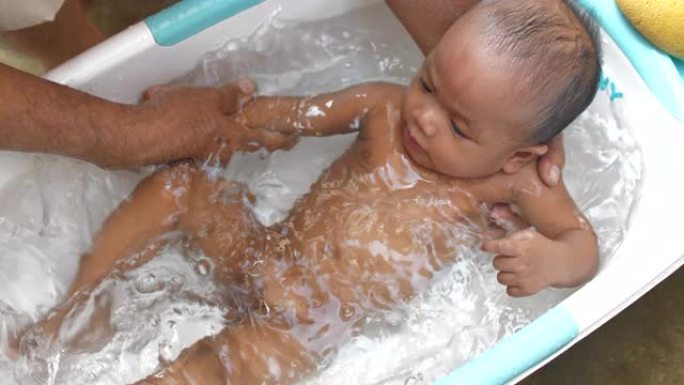 小男孩会说话洗澡给婴儿洗澡