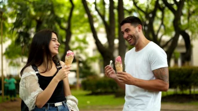微笑的夫妇吃冰淇淋