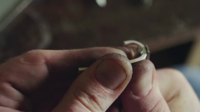一个金匠用钢做戒指的特写镜头。